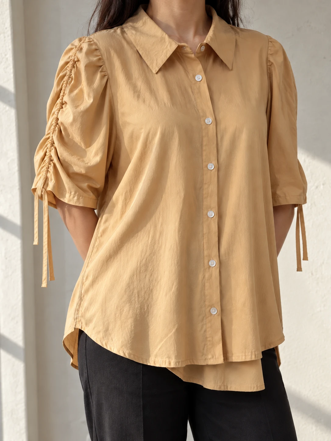 Camisa con mangas fruncidas beige