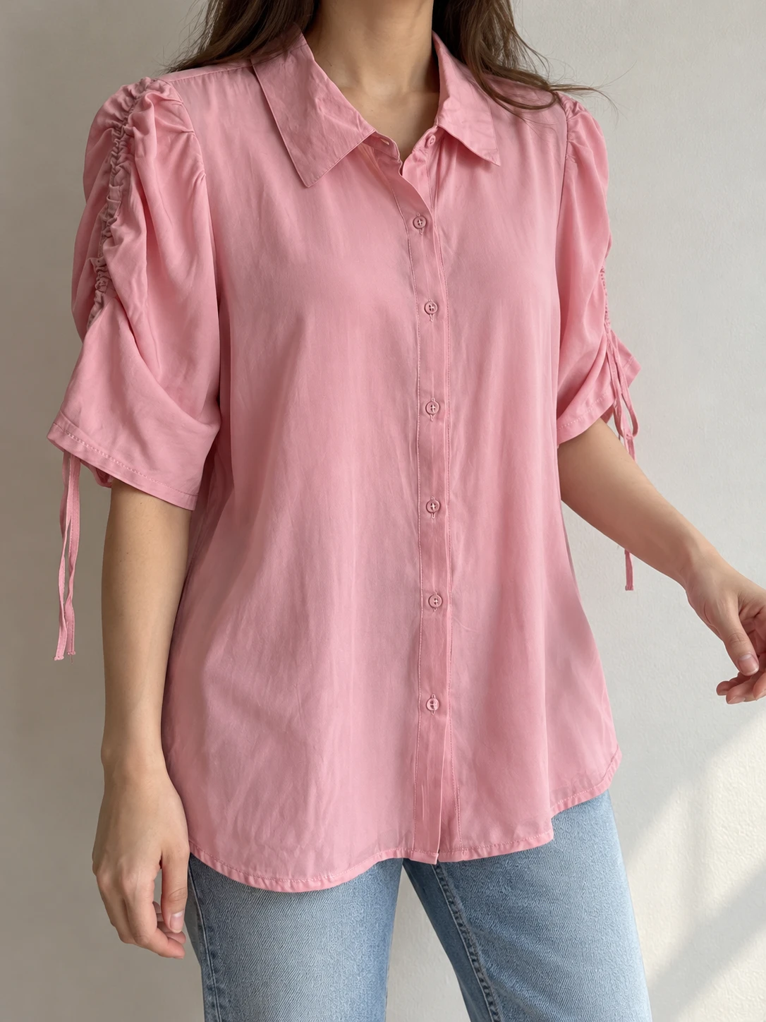 Camisa con mangas fruncidas rosa viejo