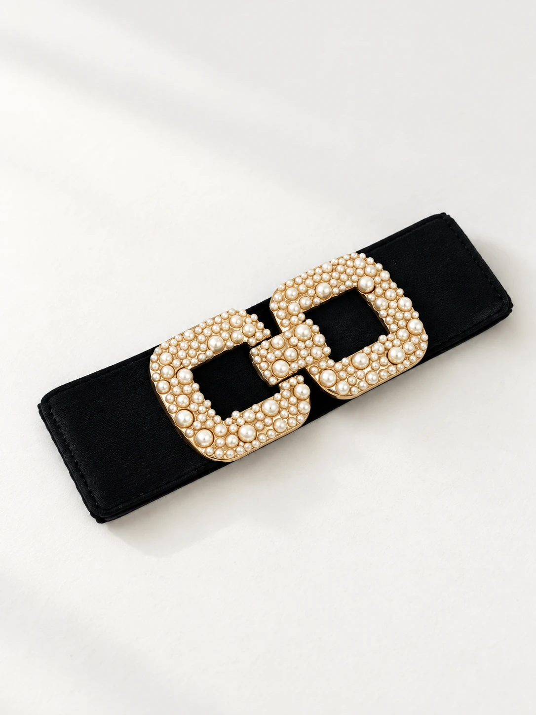 Cinturón de perlas con herraje dorado