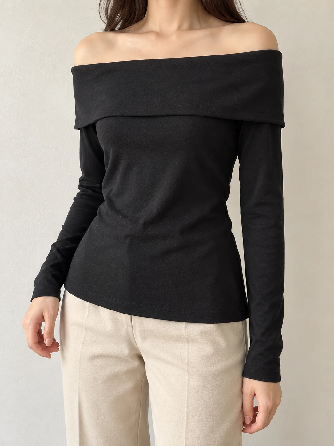 Top de hombros descubiertos negro